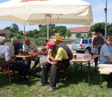 Rybářské závody na rybníku v Úžicích
