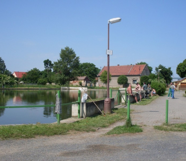 Rybářské závody na rybníku v Úžicích