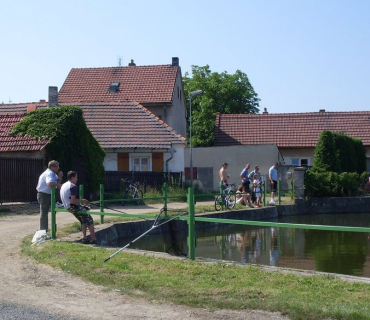 Rybářské závody na rybníku v Úžicích